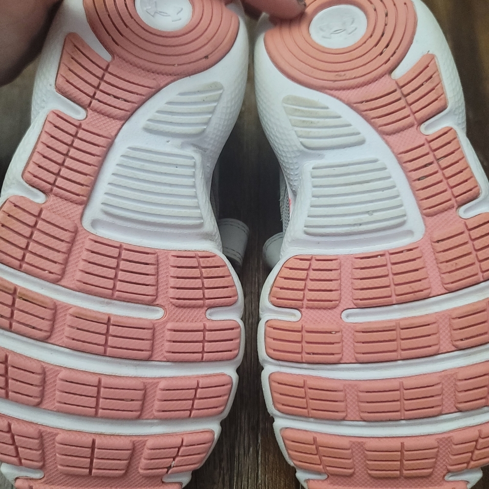 Girls under armour shoes - Picture 3 of 3
